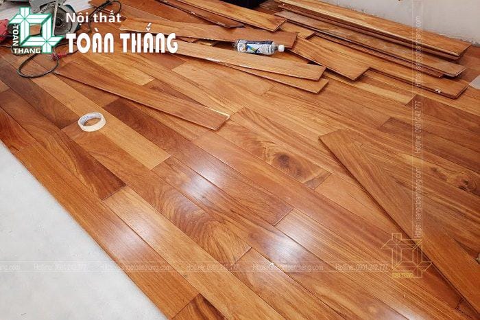 Sàn gỗ Gõ đỏ 15x90x900mm 1 Gỗ gõ đỏ Nam Phi có màu vàng sáng, xen kẽ chút vàng sẫm