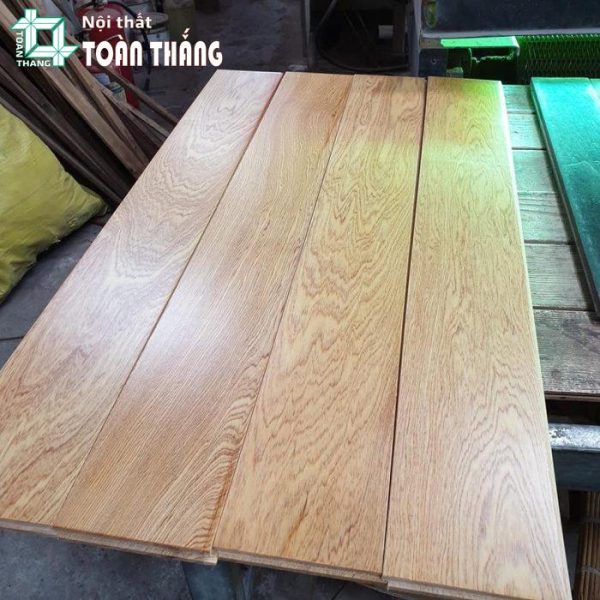 Sàn gỗ Pơ mu 15x90x900mm