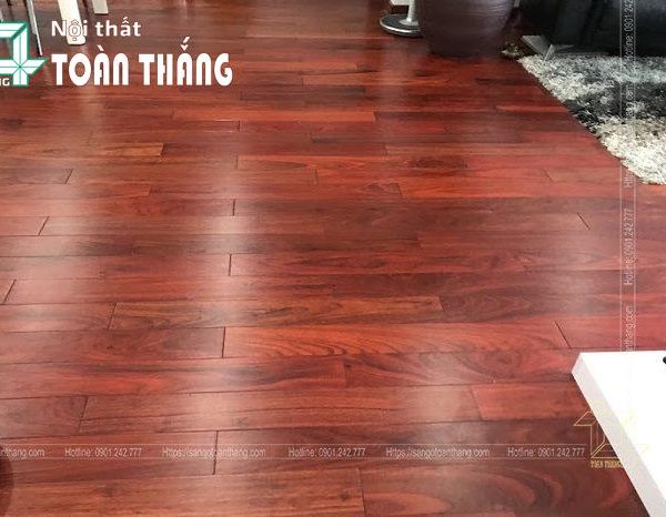 Sàn gỗ Hương Đỏ sở hữu màu sắc đậm và phần vân lớn