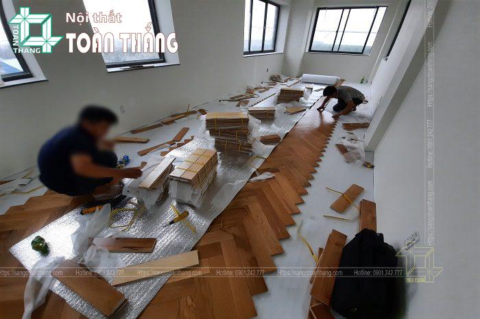 Lắp đặt Sàn gỗ Sồi kiểu xương cá khá phức tạp hơn lát thẳng Lắp đặt Sàn gỗ Sồi kiểu xương cá khá phức tạp hơn lát thẳng