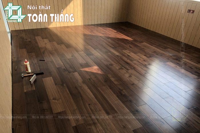 Sàn gỗ Óc Chó 15x90x450mm 5 Sàn gỗ Óc Chó sở hữu tông màu trầm ấm, tạo nên không gian lịch sự, sang trọng