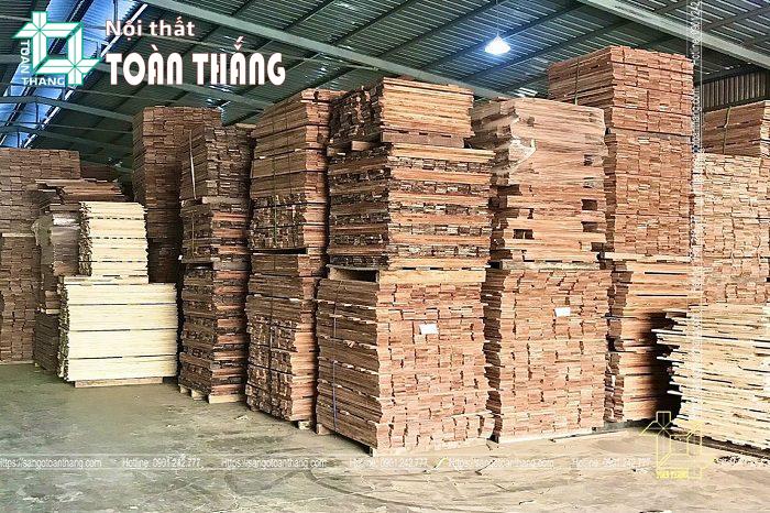 Các bước xẻ phôi trong quy trình sản xuất sàn gỗ tự nhiên