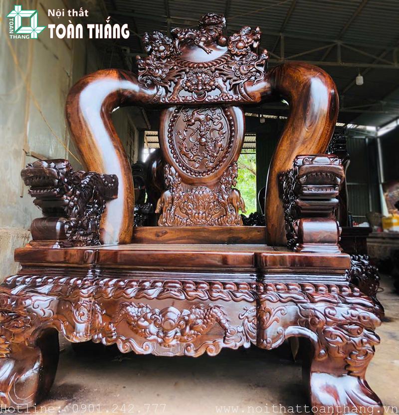 Trọng lượng riêng của Gỗ Chiu liu rất nặng