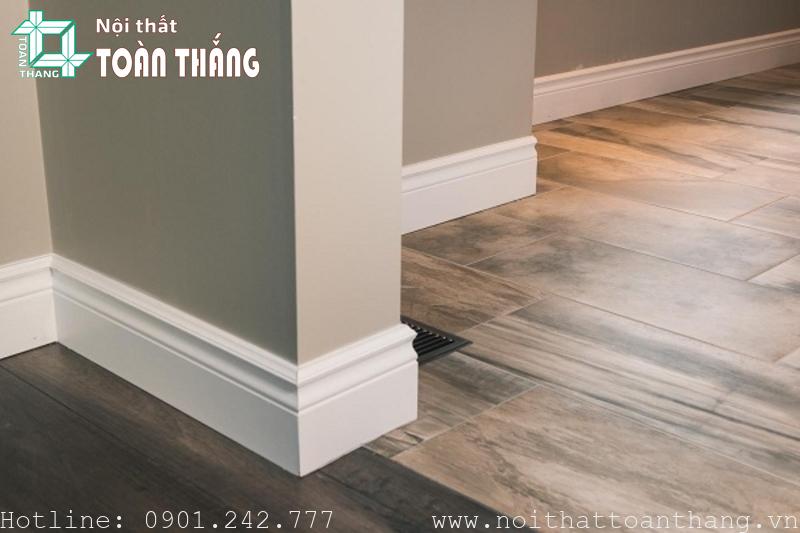 Phào chân tường nhựa 15cm màu trắng 4 Lựa chọn màu của phào chân tường tương phản với màu sàn gỗ giúp tạo điểm nhấn nổi bật