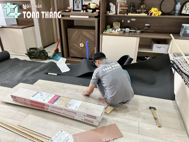 Cách thi công sàn gỗ công nghiệp nhanh nhất năm 2026 20 tho toan thang san go egger 2 19