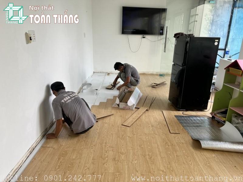 Khe hở giữa gỗ và tường phải đủ rộng để giản nỡ