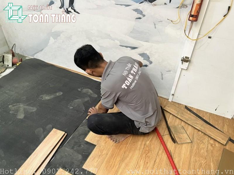 Thi công sàn gỗ - Quy trình lắp đặt sàn gỗ mới nhất hiện nay 10 Quá trình lắp đặt sàn nhựa Morser đơn giản