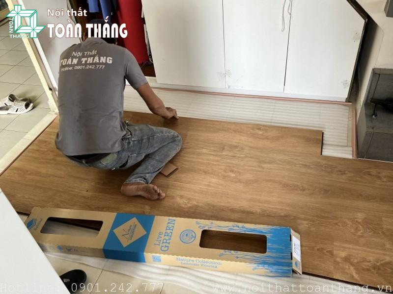 Đơn giá nhân công lắp đặt sàn gỗ, sàn nhựa năm 2026 7 tho toan thang san go robina 6