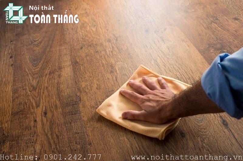 Lớp áo trong sàn nhựa giả gỗ chống nước