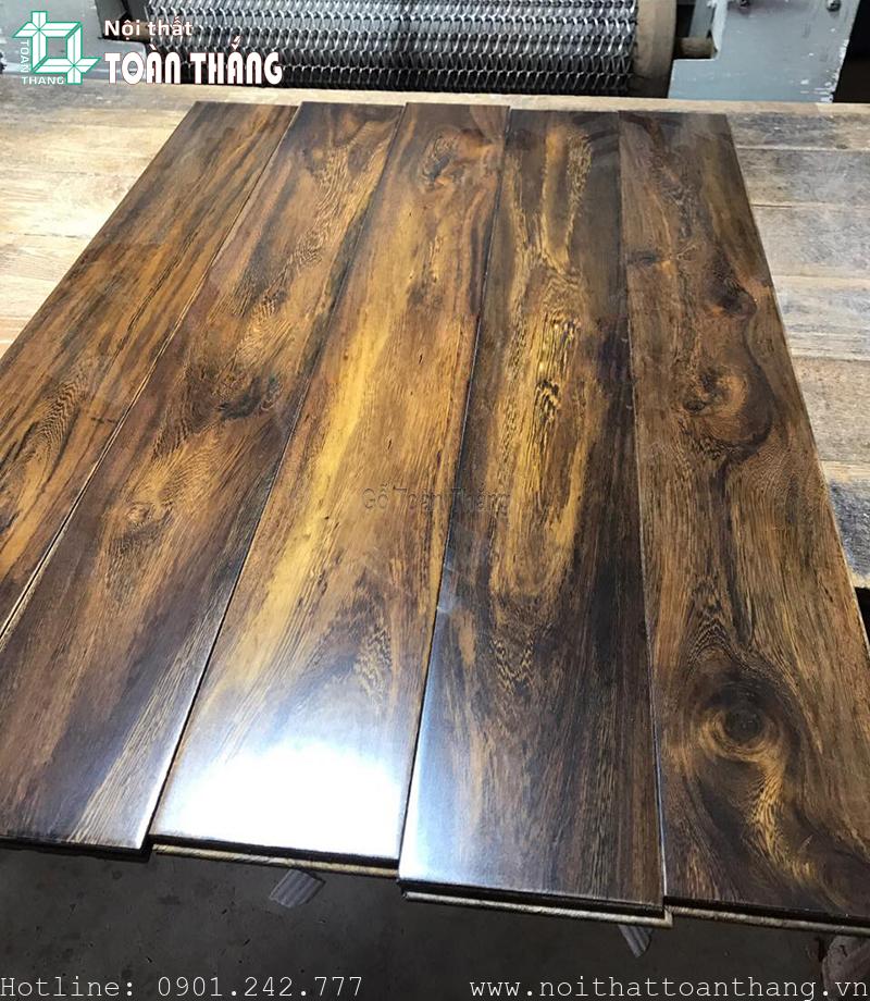 Sàn gỗ muồng đen có vân gỗ tự nhiên, với màu sắc phong phú