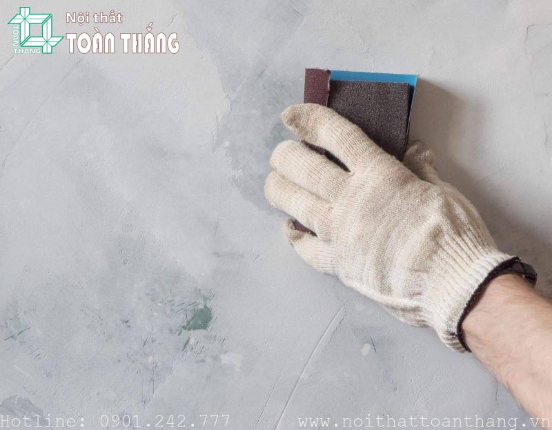 Tường xi măng có dán được giấy dán tường không? Cách thi công chuẩn 7 Cần xử lý và làm sạch tường xi măng trước khi thi công