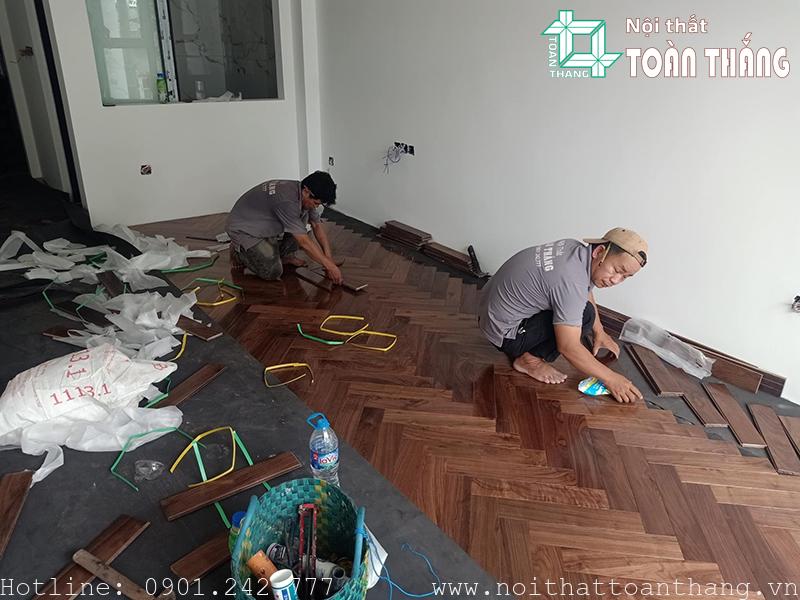 Lắp đặt Sàn gỗ Óc Chó xương cá đòi hỏi thợ có kinh nghiệm lâu năm Lắp đặt Sàn gỗ Óc Chó xương cá đòi hỏi thợ có kinh nghiệm lâu năm