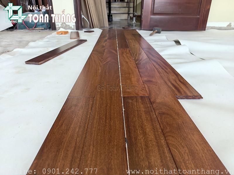 Khi mới sản xuất sàn gỗ Căm xe có màu đỏ tươi hoặc đỏ nâu