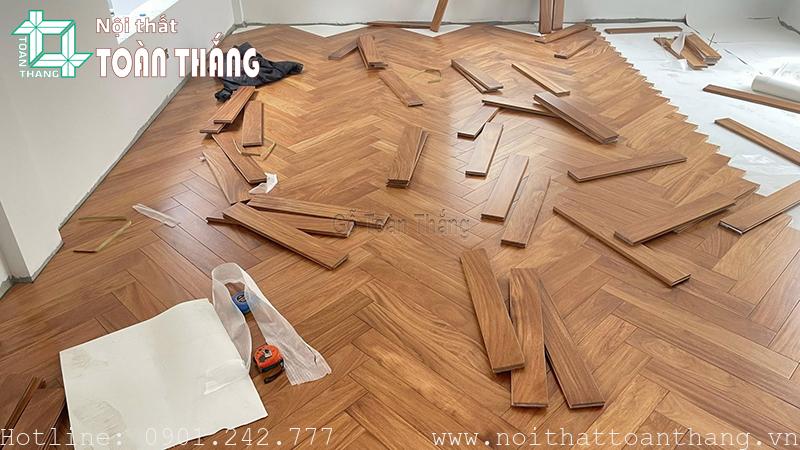 Sàn gỗ Gõ đỏ Nam Phi được sản xuất có 4 cạnh hèm khóa