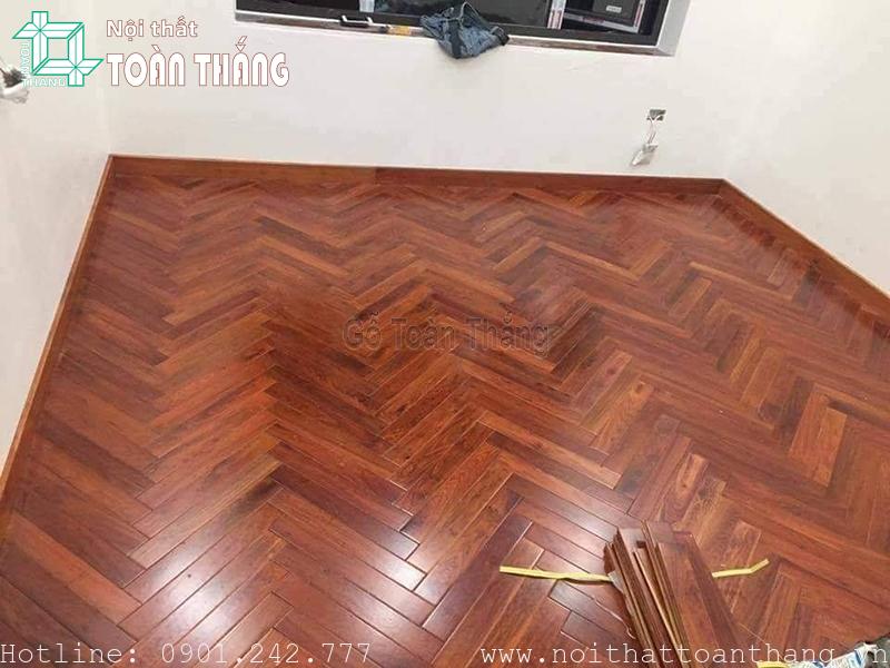 Với sàn gỗ thịt thì chúng ta có thể tùy thích kiểu lát đa dạng