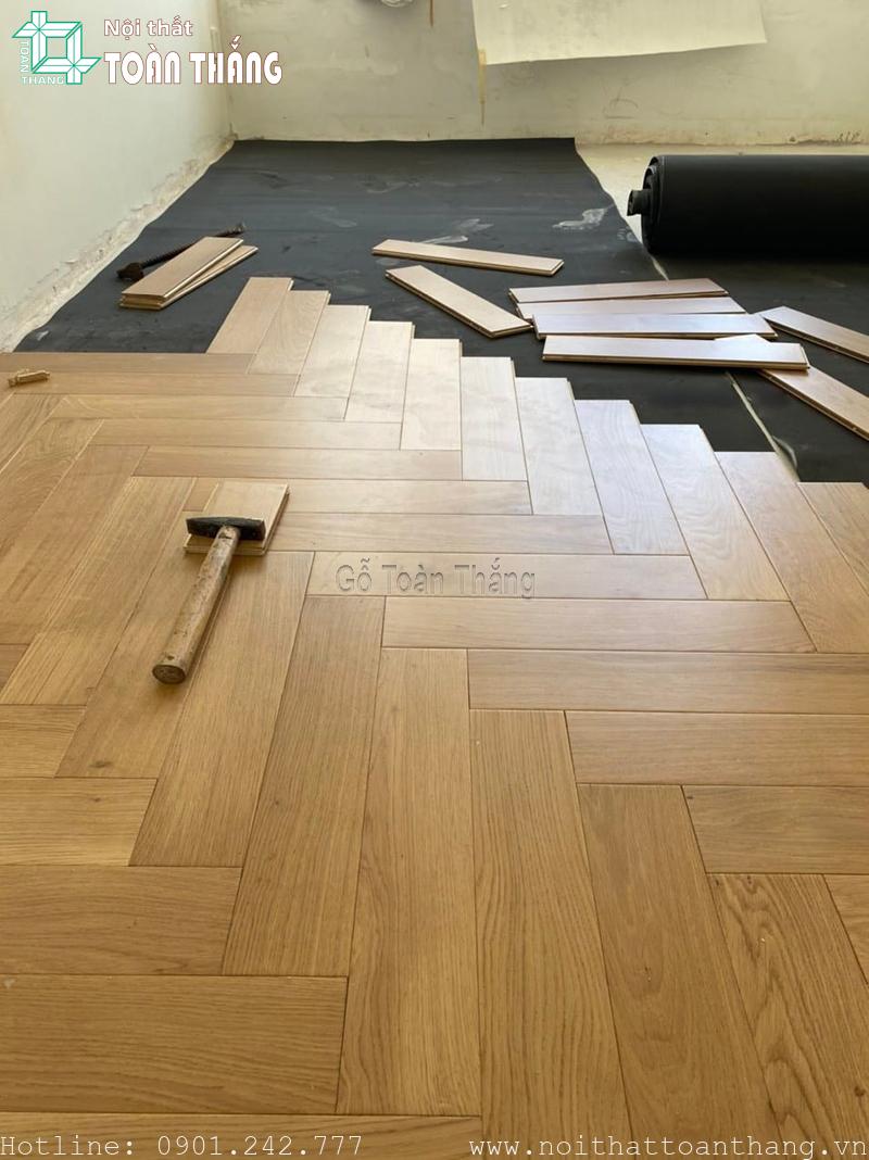 Sàn gỗ sồi đỏ có tông màu ấm