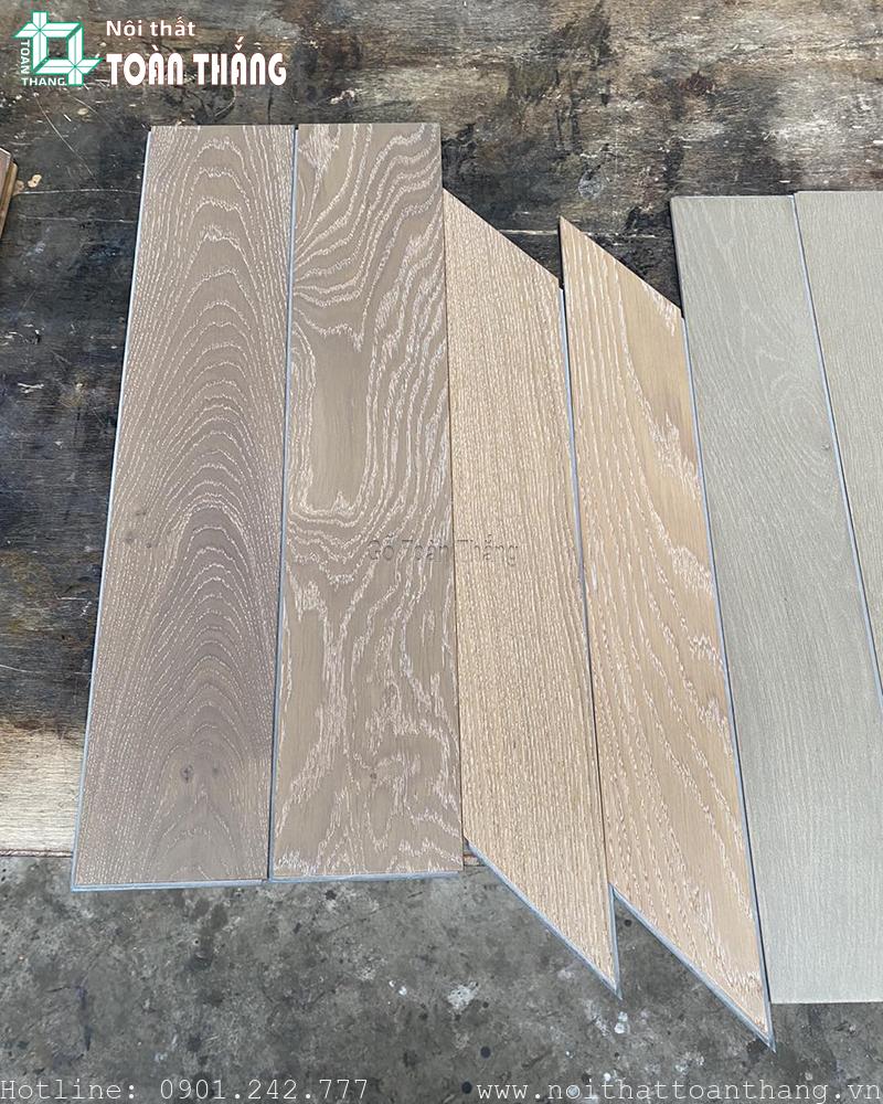 Sàn gỗ kỹ thuật có lớp sơn phủ bên trên bề mặt phải là loại tốt để có thể chống được tác động tia cực tím