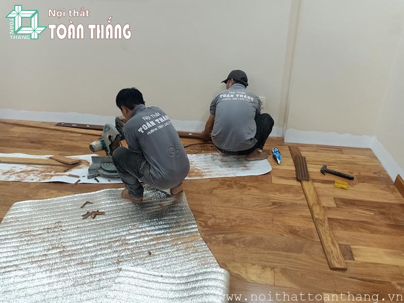 Gỗ Gõ Đỏ: Phân loại, đặc điểm, ứng dụng, giá thành năm 2026 11 Sàn gỗ tự nhiên là một trong những ứng dụng phổ biến của Gõ Đỏ