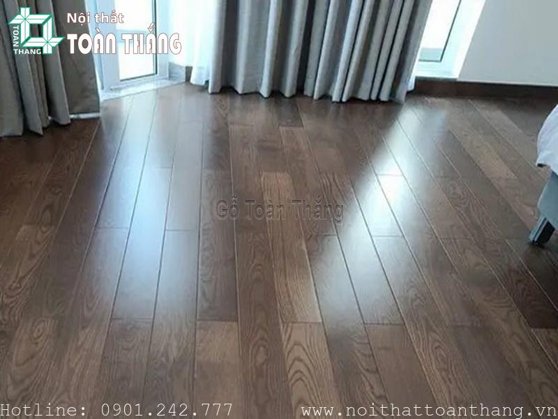 Chúng ta có thể tùy hứng sơn màu trên bề mặt sàn gỗ Tần Bì