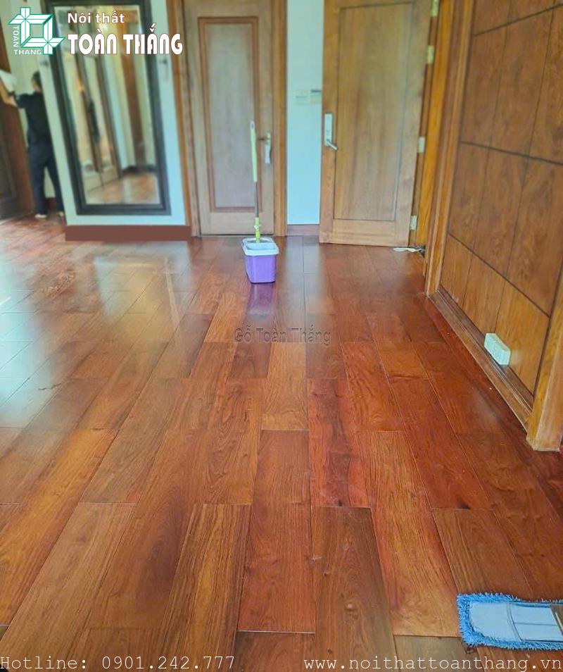 Sàn gỗ Hương Lào có màu sắc và vân gỗ xoáy tự nhiên, không đồng đều