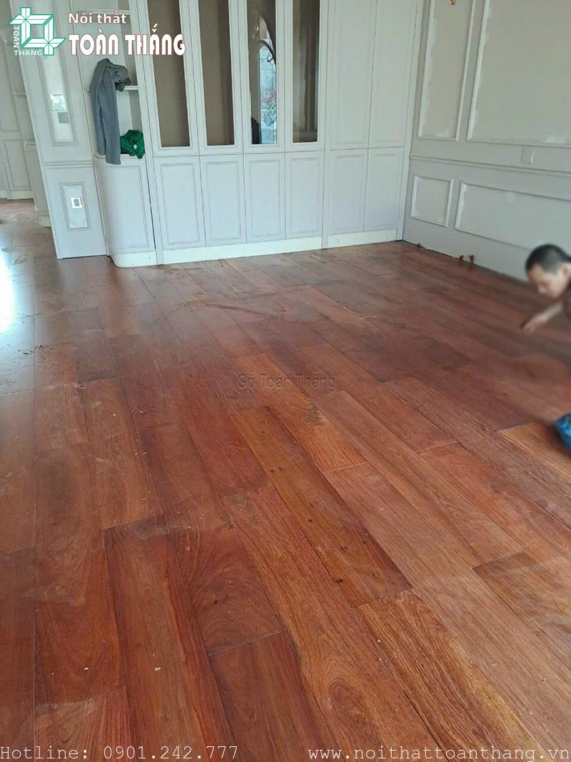 Tinh dầu tự nhiên bên trong sàn gỗ Hương Lào giúp hạn chế sự tấn công của mối mọt và côn trùng