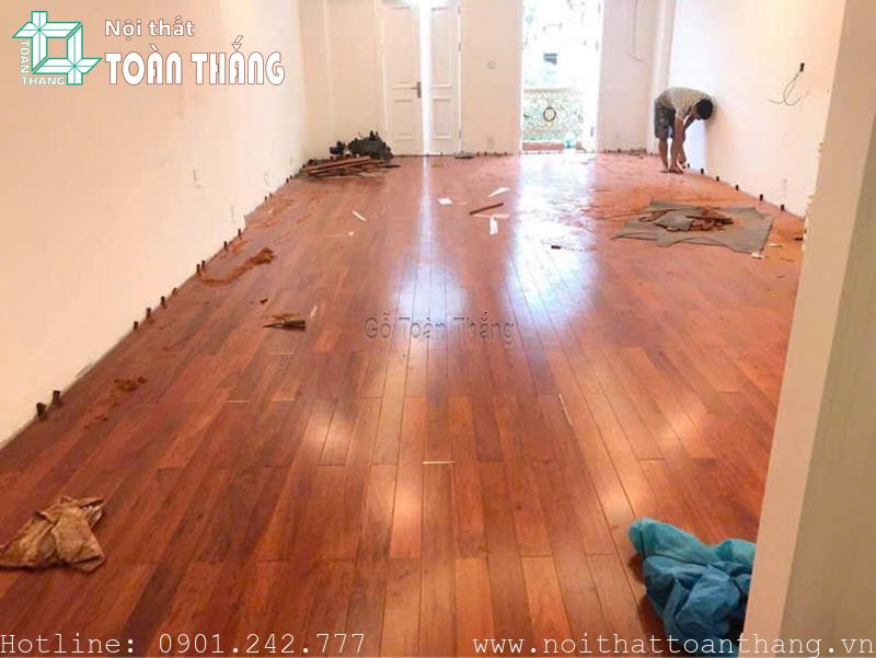 Trọng lượng Sàn gỗ Hương Lào rất nặng, cầm chắc tay