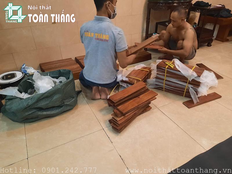 Lựa nguyên liệu Sàn gỗ Căm Xe đồng đều màu sắc trước tiên