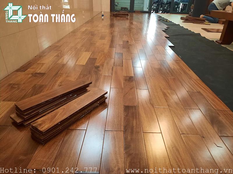 Nhờ tỷ trọng cao, Sàn gỗ Căm Xe co ngót rất ít, hạn chế tình trạng cong vênh