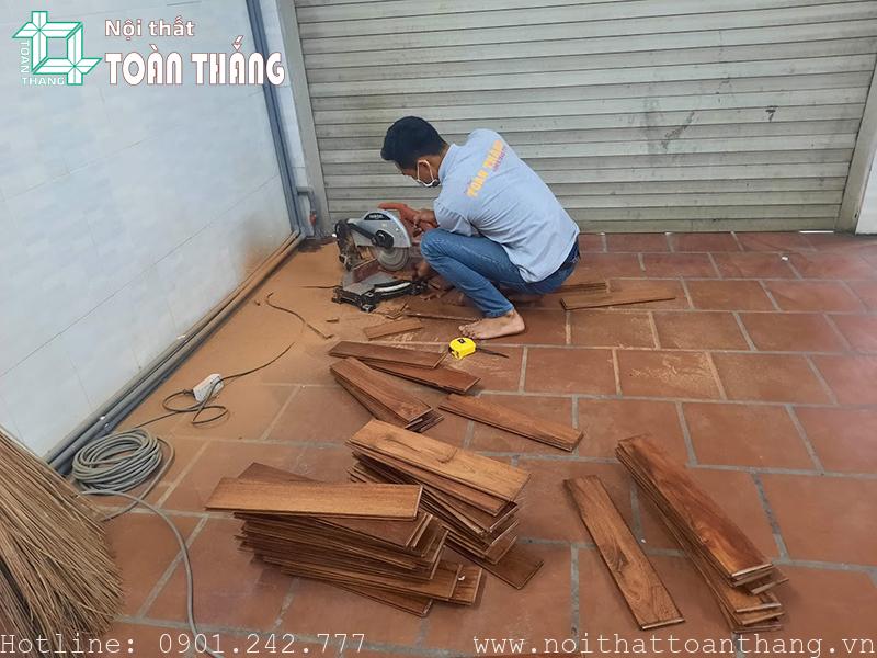Cắt Sàn gỗ Căm Xe theo tỉ lệ chia bước