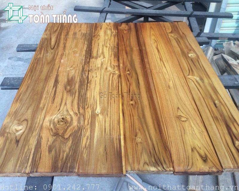 Sàn gỗ Teak Lào là dòng sàn gỗ tự nhiên được sản xuất từ gỗ Giá Tỵ nhập khẩu từ Lào