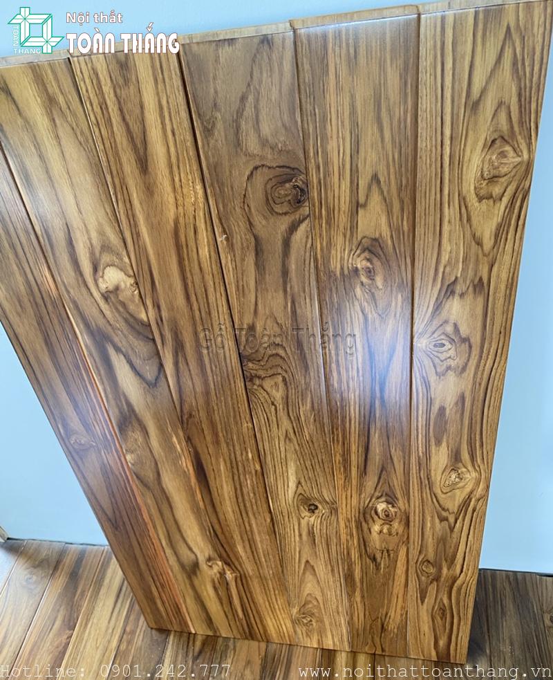 Gỗ Teak Lào có màu vàng sẫm, đường vân gỗ rất đẹp là có kết cấu tốt