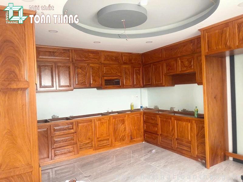 Gỗ Gõ Đỏ: Phân loại, đặc điểm, ứng dụng, giá thành năm 2026 18 Gỗ gõ đỏ làm Tủ bếp
